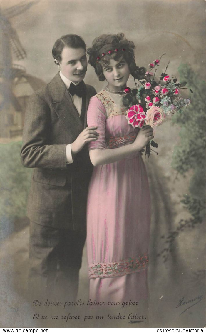 COUPLES - Homme Tenant Sa Femme- Carte Postale Ancienne - Couples