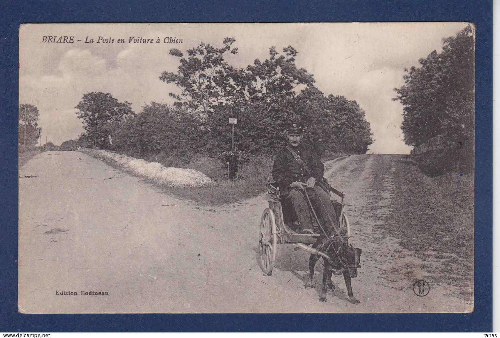 CPA [45] Loiret > Briare Voiture à Chien Attelage écrite Facteur Poste Courrier - Briare