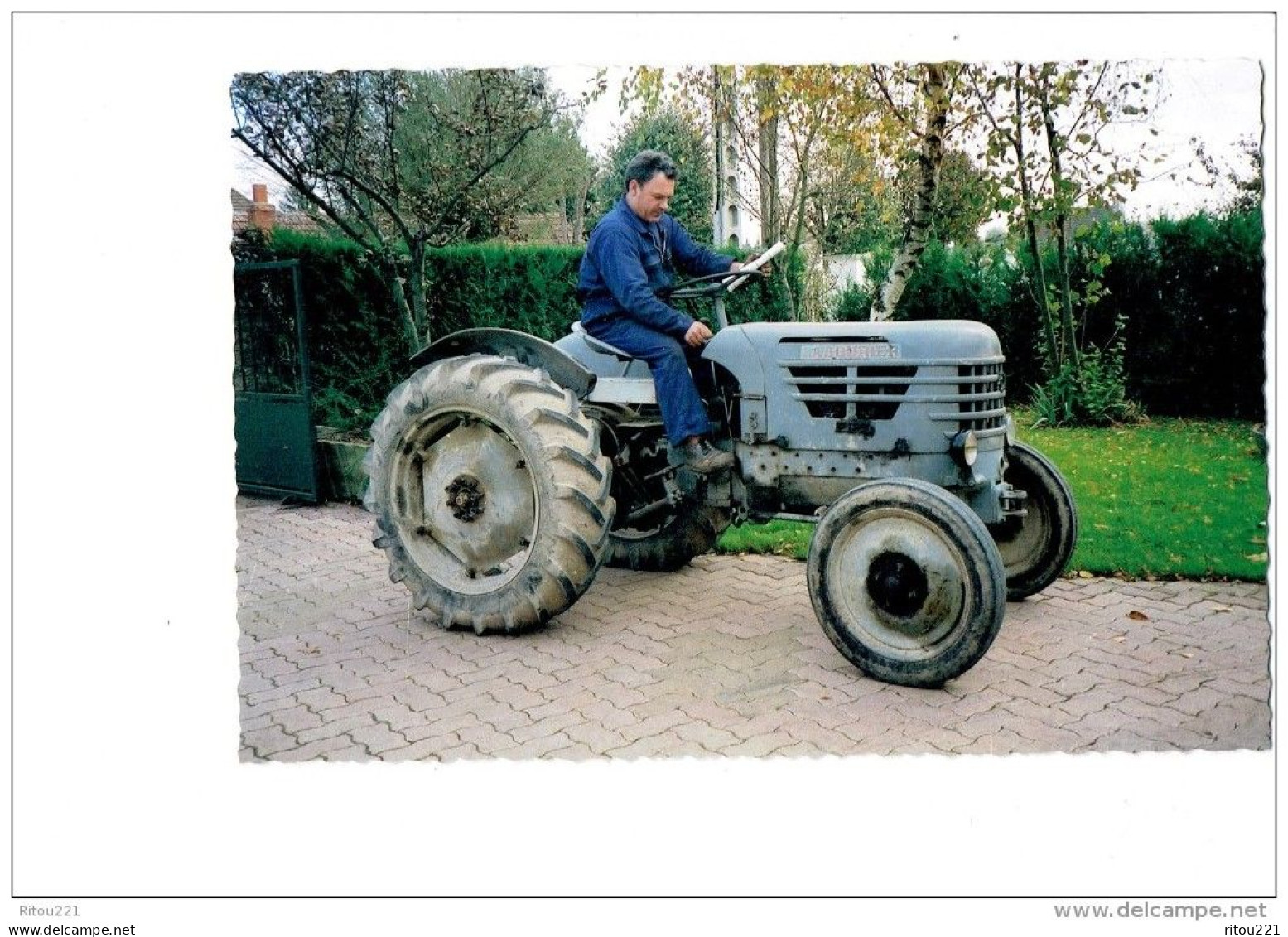 21 - Côte D'Or - VARANGES - N° 13 - M. Brullebaut - Restaurateur De Tracteurs - Tracteur Gros Plan LABOURIER - Tractors