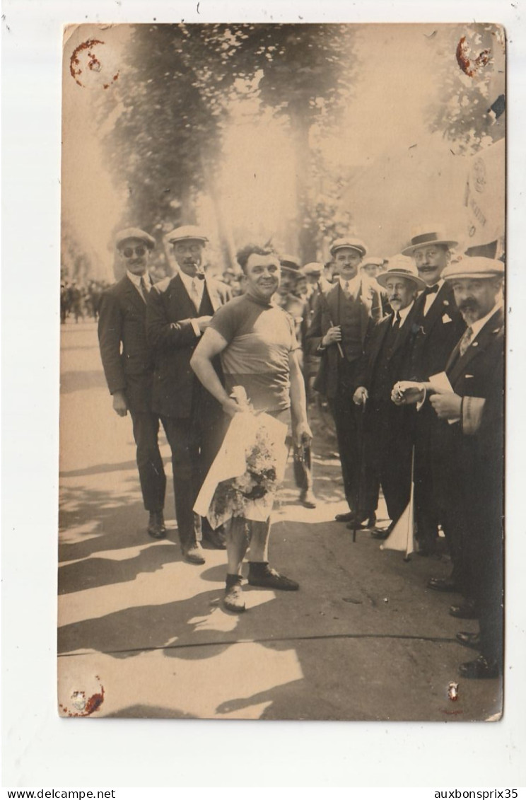 CARTE PHOTO - VAINQUEUR AVEC LE BOUQUET DE FLEURS DANS LA FOULE - Ciclismo