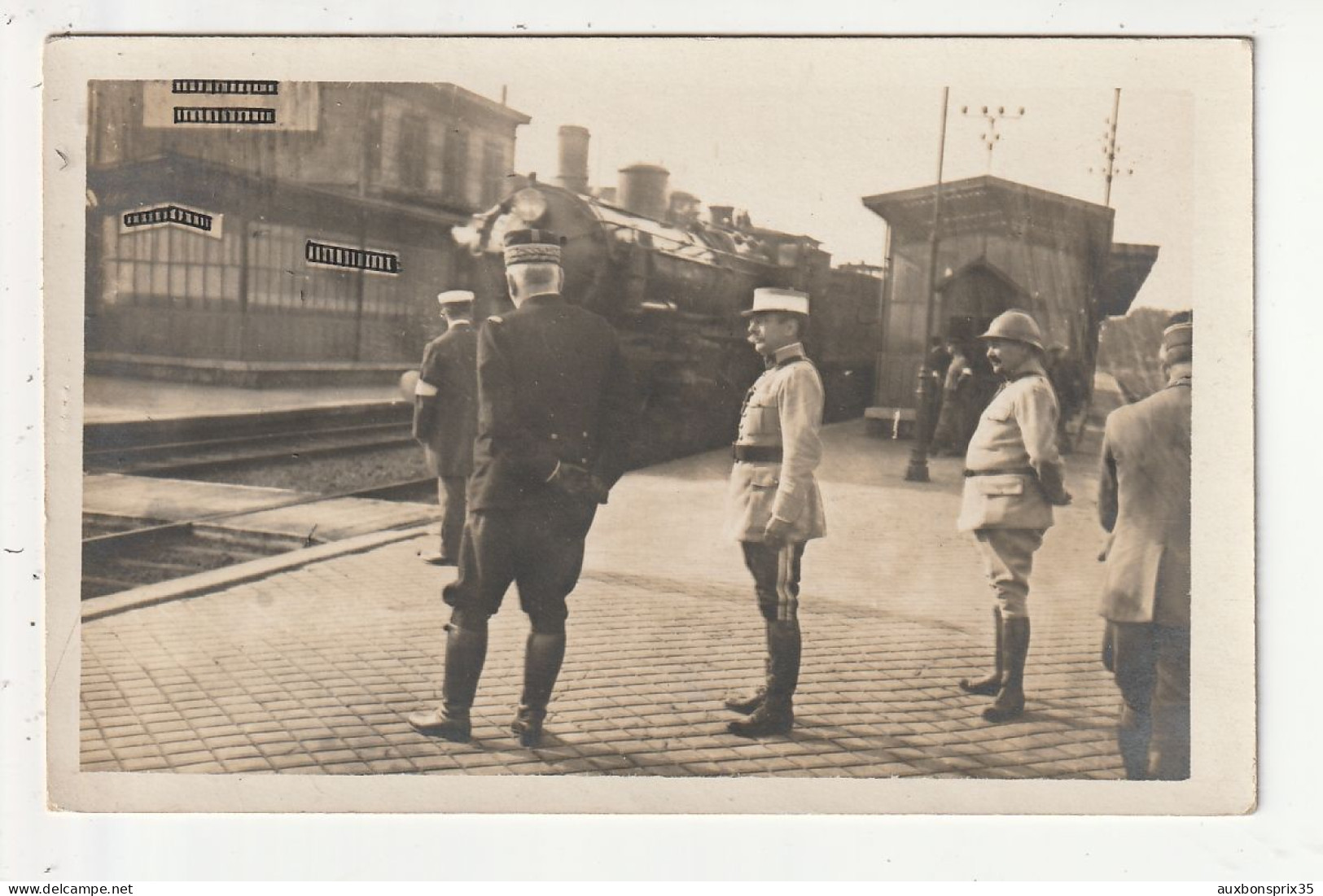CARTE PHOTO - GRAND QUARTIER GENERAL DES ARMEES - MILITAIRES GRADES EN GARE - 1916 - A Identifier