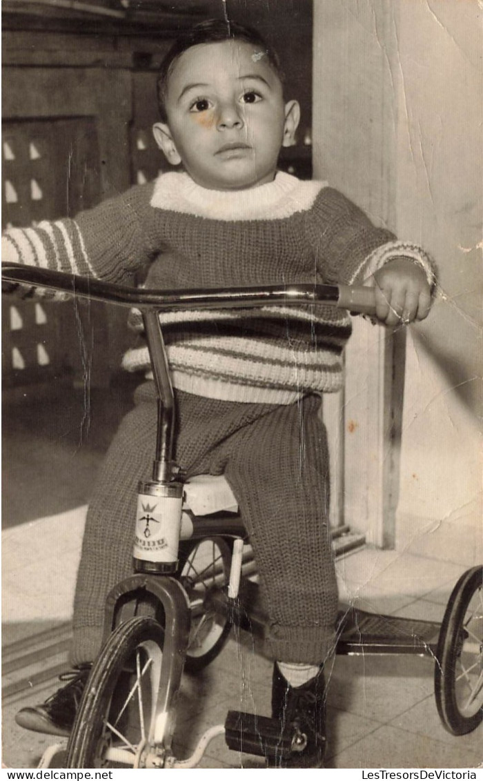 CARTE PHOTO - Un Petit Garçon Sur Une Bicyclette - Carte Postale Ancienne - Photographie