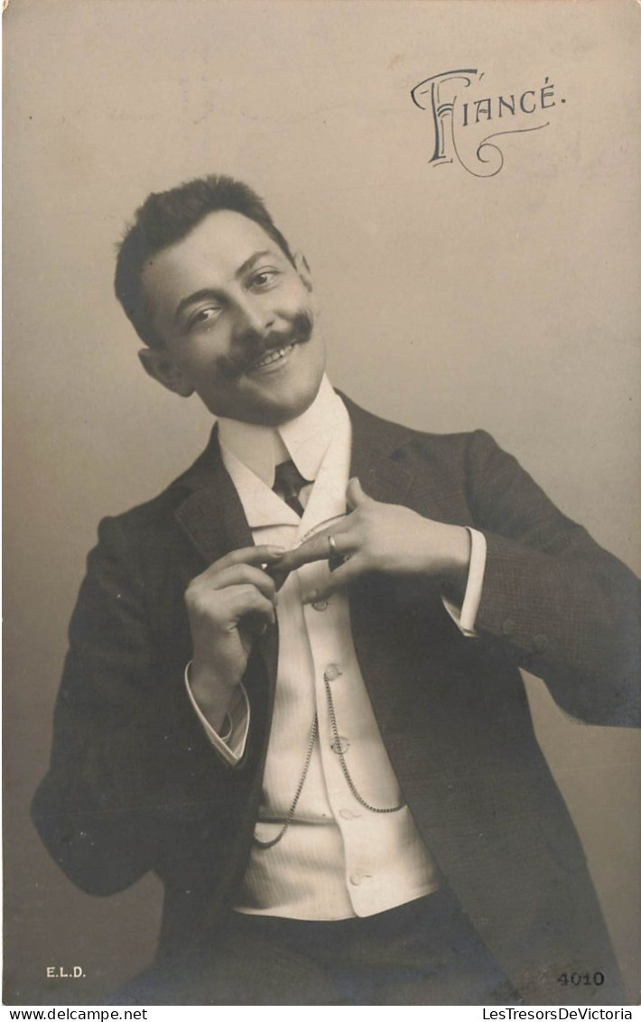 FANTAISIES - Un Homme Fiancé Montrant Sa Bague - Carte Postale Ancienne - Männer