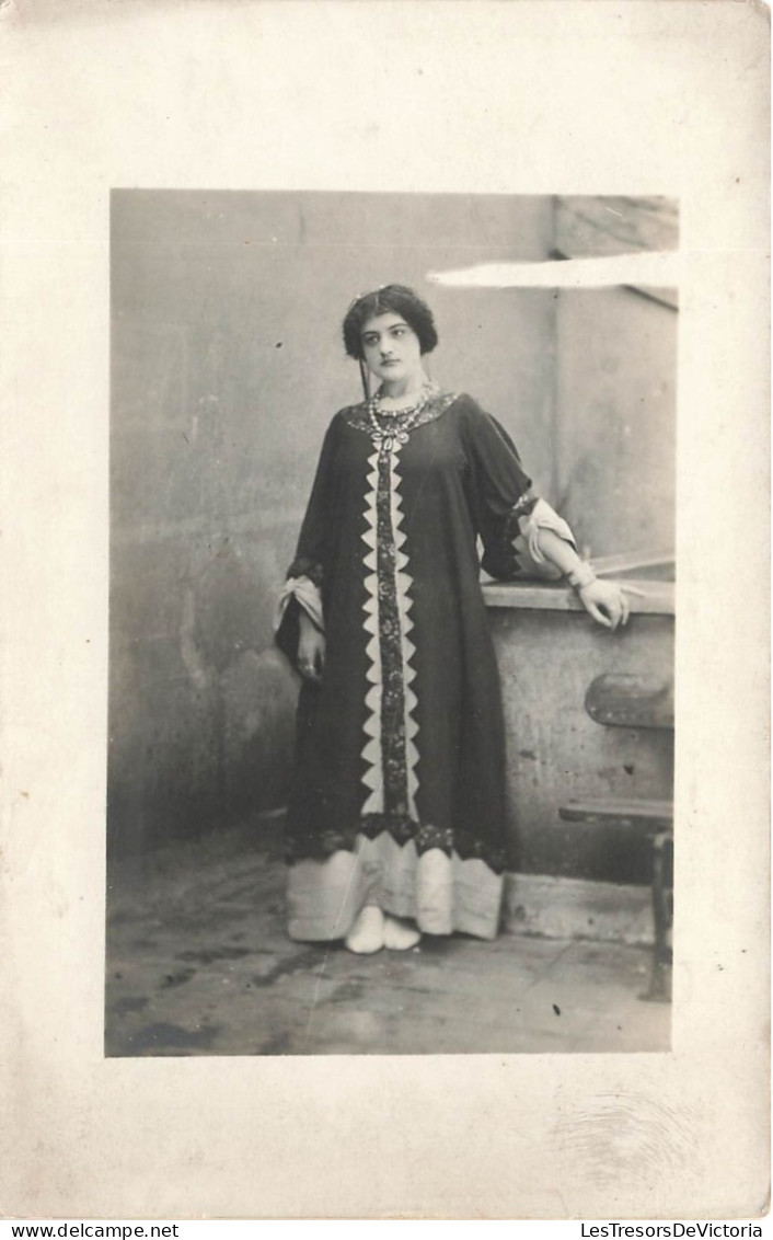 MODE - Une Femme Dans Une Robe Algérienne Très Longue - Carte Postale Ancienne - Mode