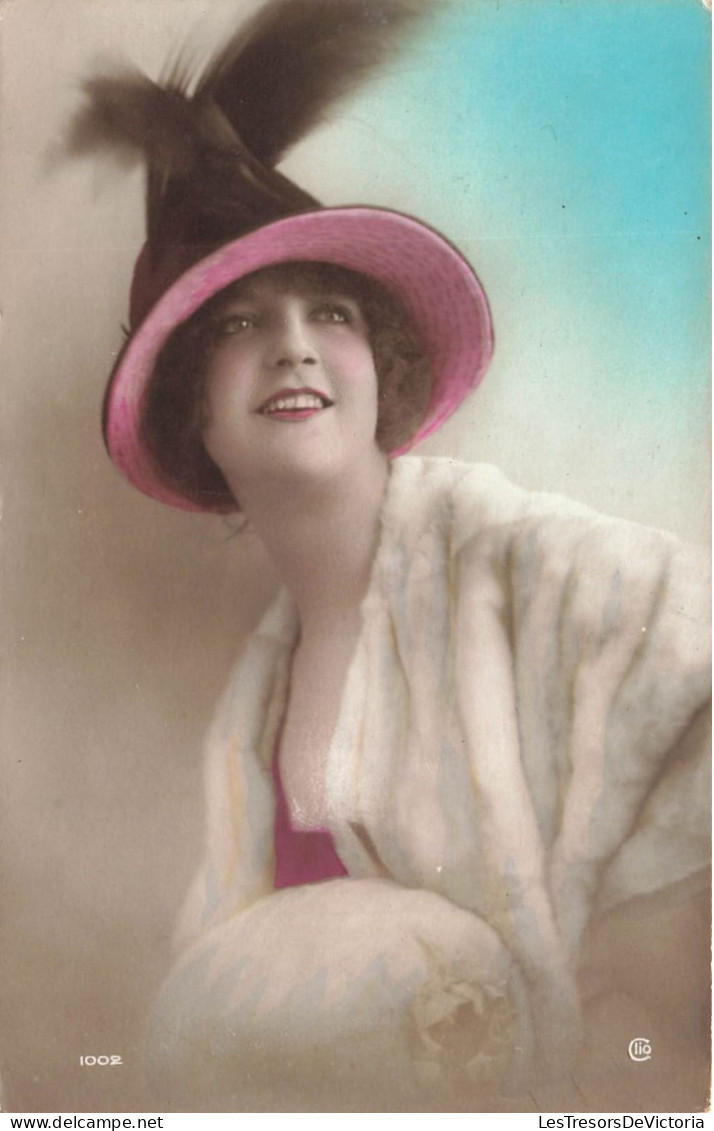 FANTAISIES - Une Femme Avec Un Chapeau à Plume - Colorisé - Carte Postale Ancienne - Women