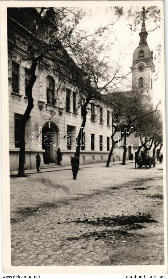 T2 1941 Zombor, Sombor; Szentháromság Templom, Katonák által őrzött épület (mai Iskola) / Church, Building Guarded By So - Sin Clasificación