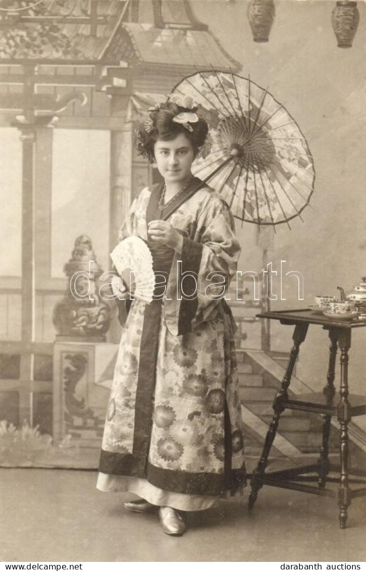 ** T2 Lady Dressed As Japanese Women In A Photo Studio, Photo - Sin Clasificación