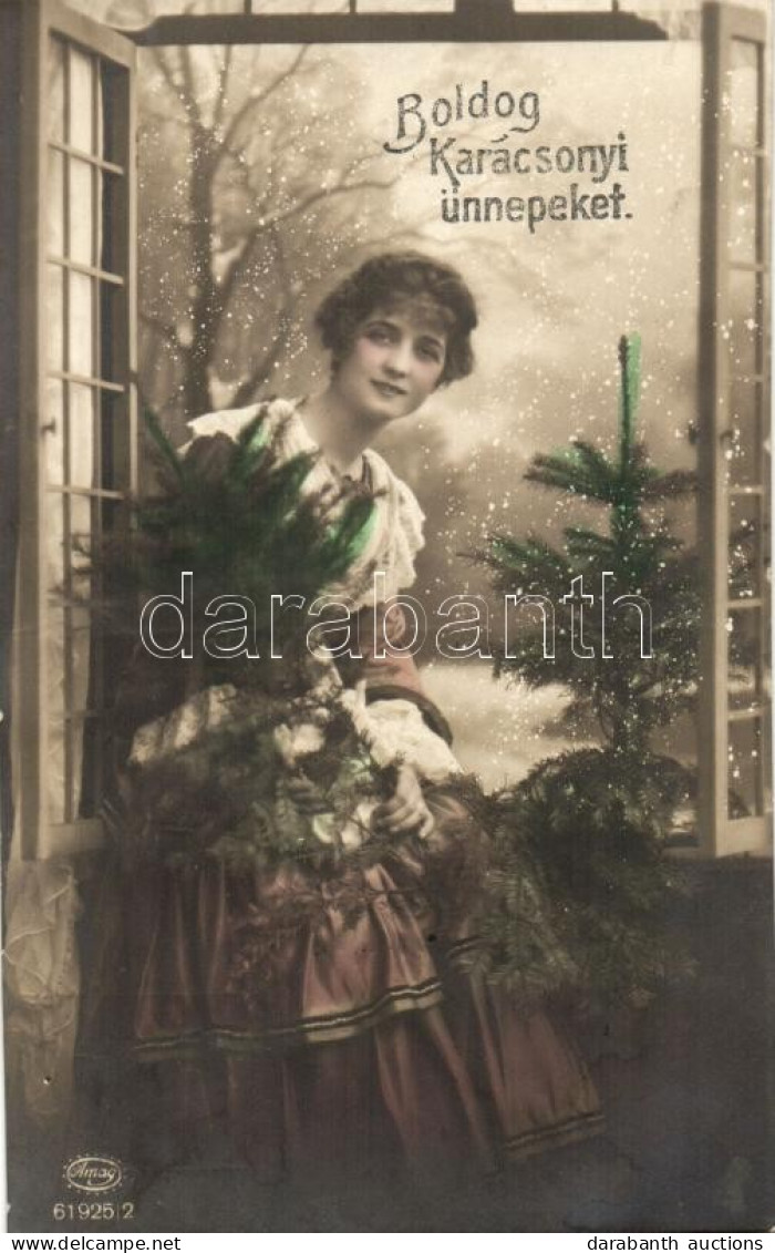 * T2 'Boldog Karácsonyi ünnepeket' / Christmas, Lady With Christmas Tree - Non Classés