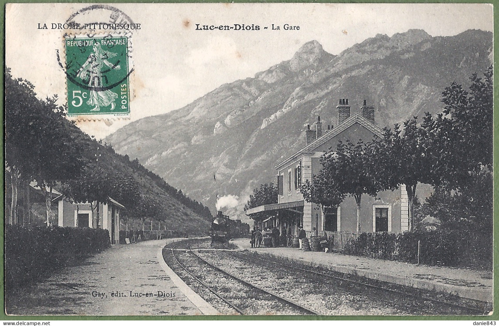 CPA Vue Peu Courante - DROME - LUC EN DIOIS - LA GARE - Animation Le Quai, Le Train Entre En Gare, Locomotive - Luc-en-Diois