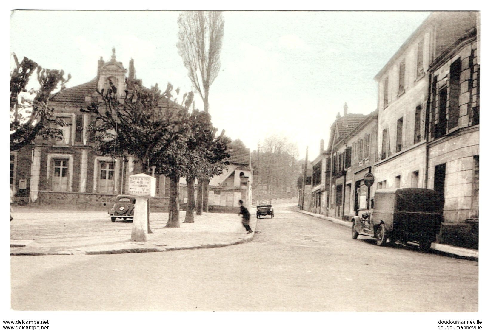 CPA - 78 - ORGEVAL - Mairie ( Administration ) - Borne Michelin - Automobiles - Orgeval