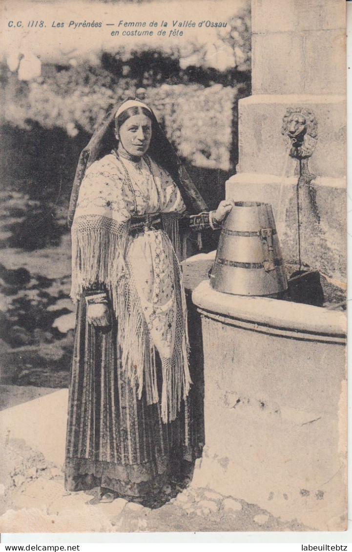 PYRENEES - Femme De La Vallée D'Ossau En Costume De Fête - Ferrata - Fontaine  PRIX FIXE - Bearn