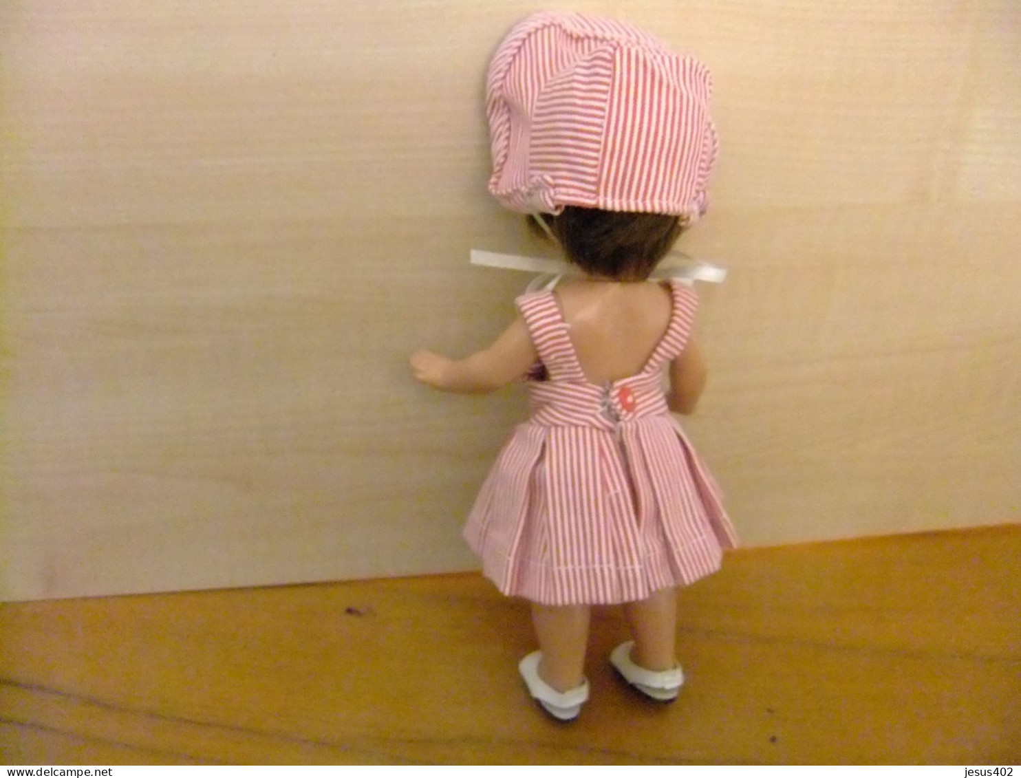 MARIQUITA PEREZ CON VESTIDO ROSA A RAYAS/ GORRO A JUEGO / ZAPATILLAS BLANCAS - Dolls