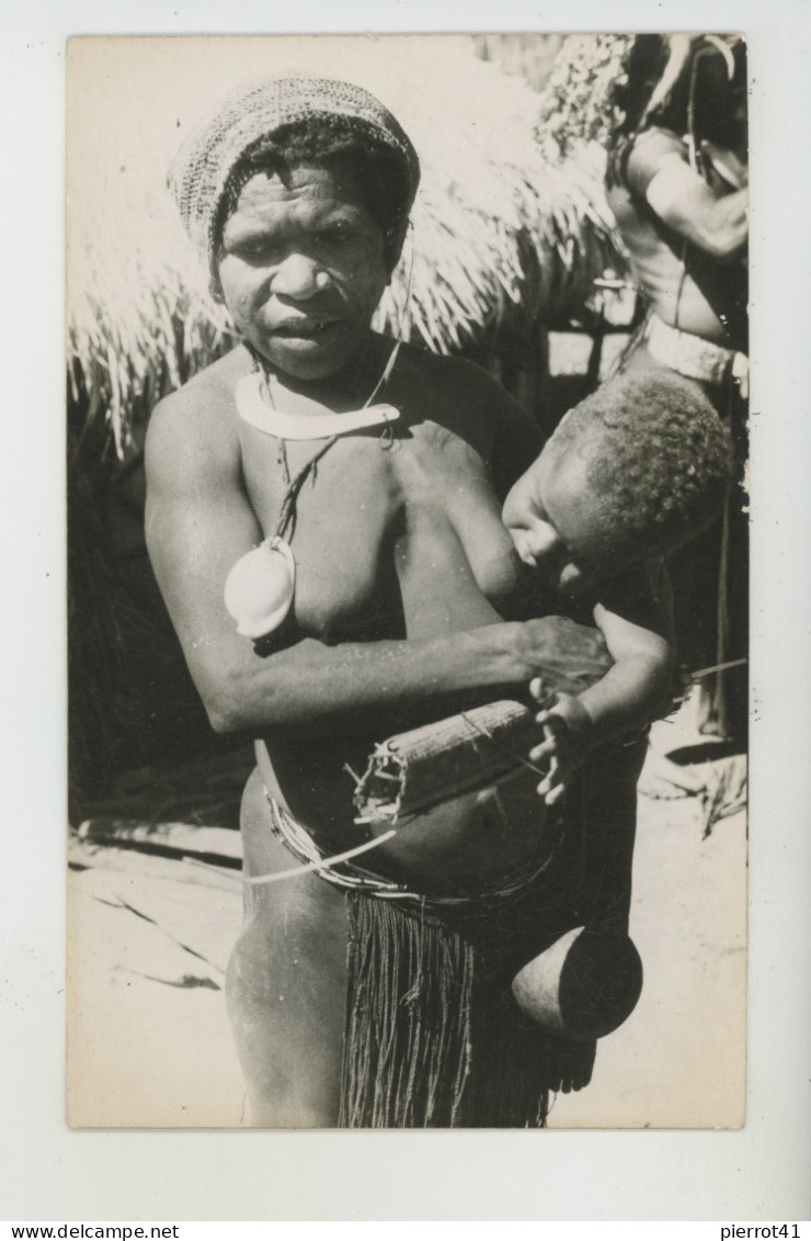 OCÉANIE - PAPOUASIE - NOUVELLE GUINÉE - ETHNIQUES ET CULTURES - Portrait Femme Allaitant Son Bébé - Papouasie-Nouvelle-Guinée