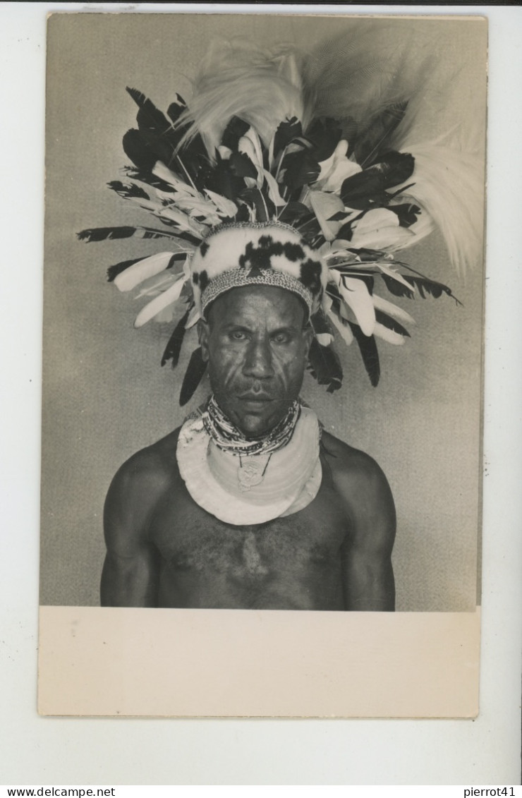 OCÉANIE - PAPOUASIE - NOUVELLE GUINÉE - ETHNIQUES ET CULTURES - Portrait Homme Avec Coiffe Composée De Plumes - Papouasie-Nouvelle-Guinée