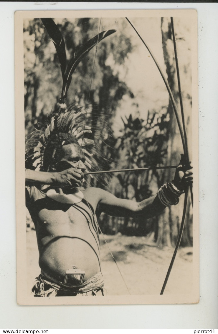 OCÉANIE - PAPOUASIE - NOUVELLE GUINÉE - ETHNIQUES ET CULTURES - Portrait Homme Chasseur Avec Arc - Papouasie-Nouvelle-Guinée