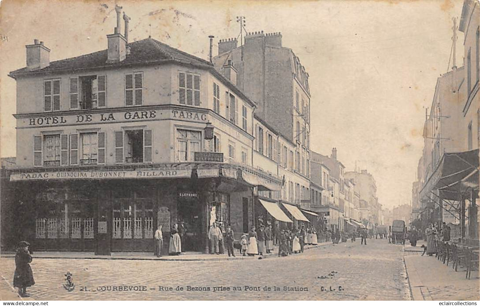 Courbevoie       92        Rue De Bezons Prise Au Pont De La Station. Hôtel De La Gare      N° 21     (Voir Scan) - Courbevoie