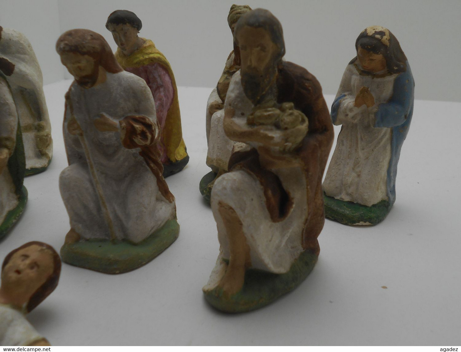 8 Tres Anciennes Figurines Personnages Pour Crèche En Platre - Kerstkribben