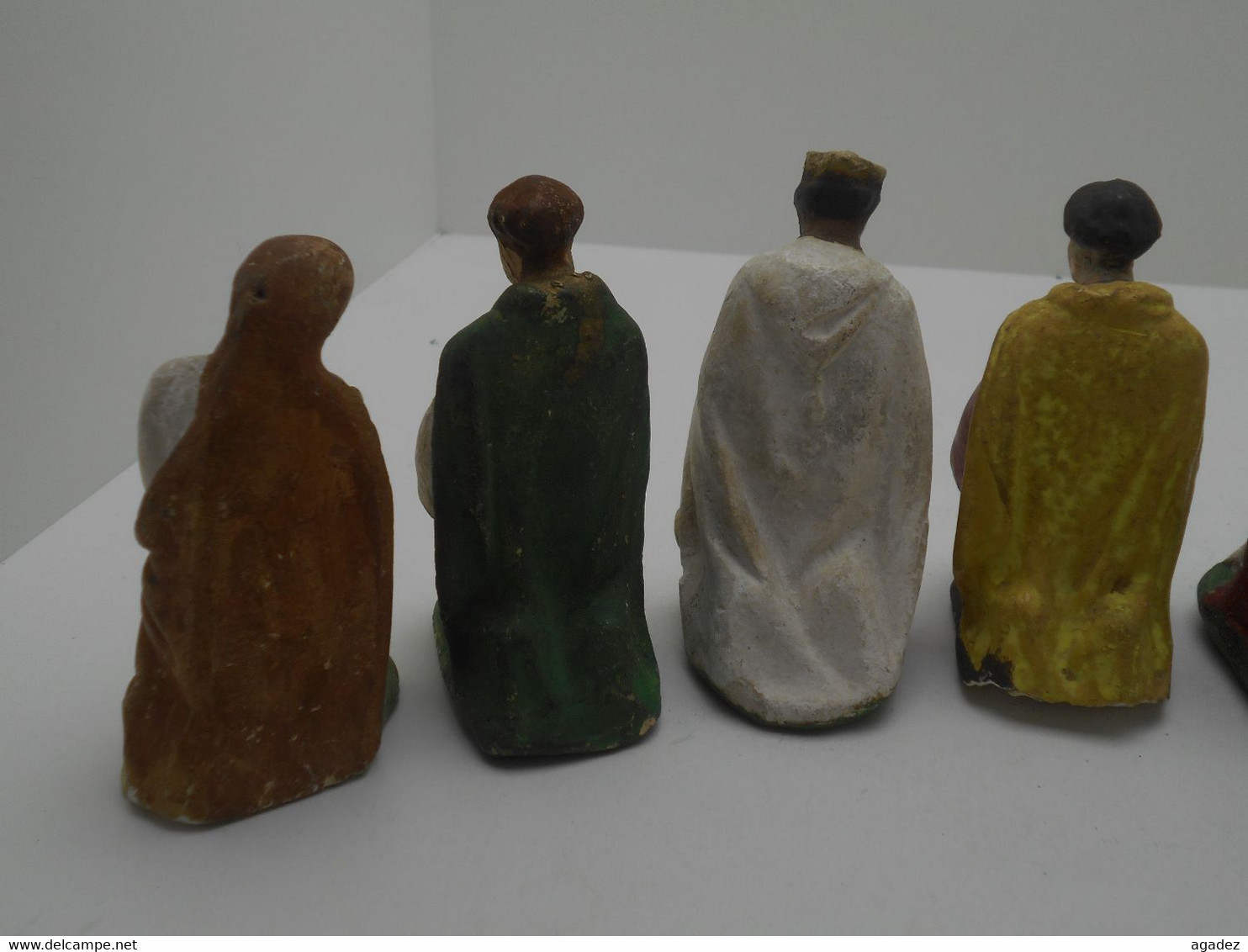 8 tres anciennes figurines personnages pour crèche en platre