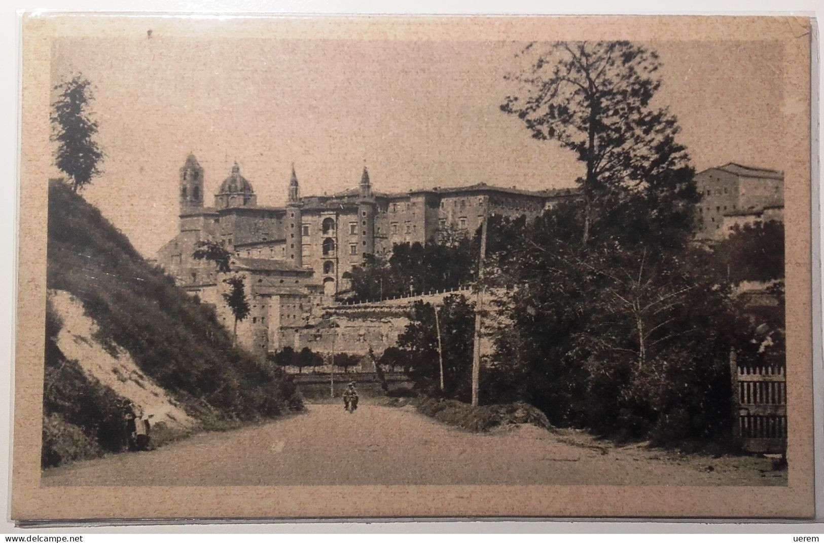 MARCHE PESARO URBINO TRA IL VERDE INTENSO, SFOLGORANO, AL TRAMONTO, I MATTONI DELLA REGGIA DEI MONTEFELTRO  Formato Picc - Urbino