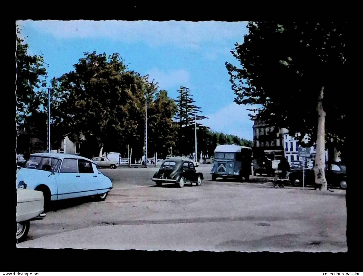 JC, Cp, Automobiles, Citroen DS, Camionnette HY, Renault 4 Cv..., 34, PEZENAS, La Place Du 14 Juillet, Voyagée 1966 - Turismo