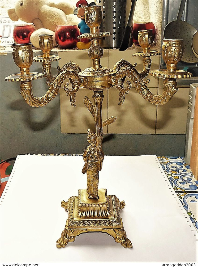 RARE EXCEPTIONNEL PAIRE GROS CHANDELIERS CANDELABRES EN BRONZE 5 FEUX DECOR CHINE PERSONNAGES - Chandeliers, Candélabres & Bougeoirs