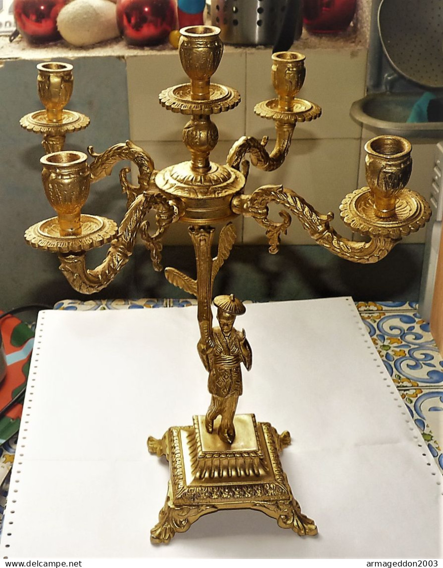 RARE EXCEPTIONNEL PAIRE GROS CHANDELIERS CANDELABRES EN BRONZE 5 FEUX DECOR CHINE PERSONNAGES