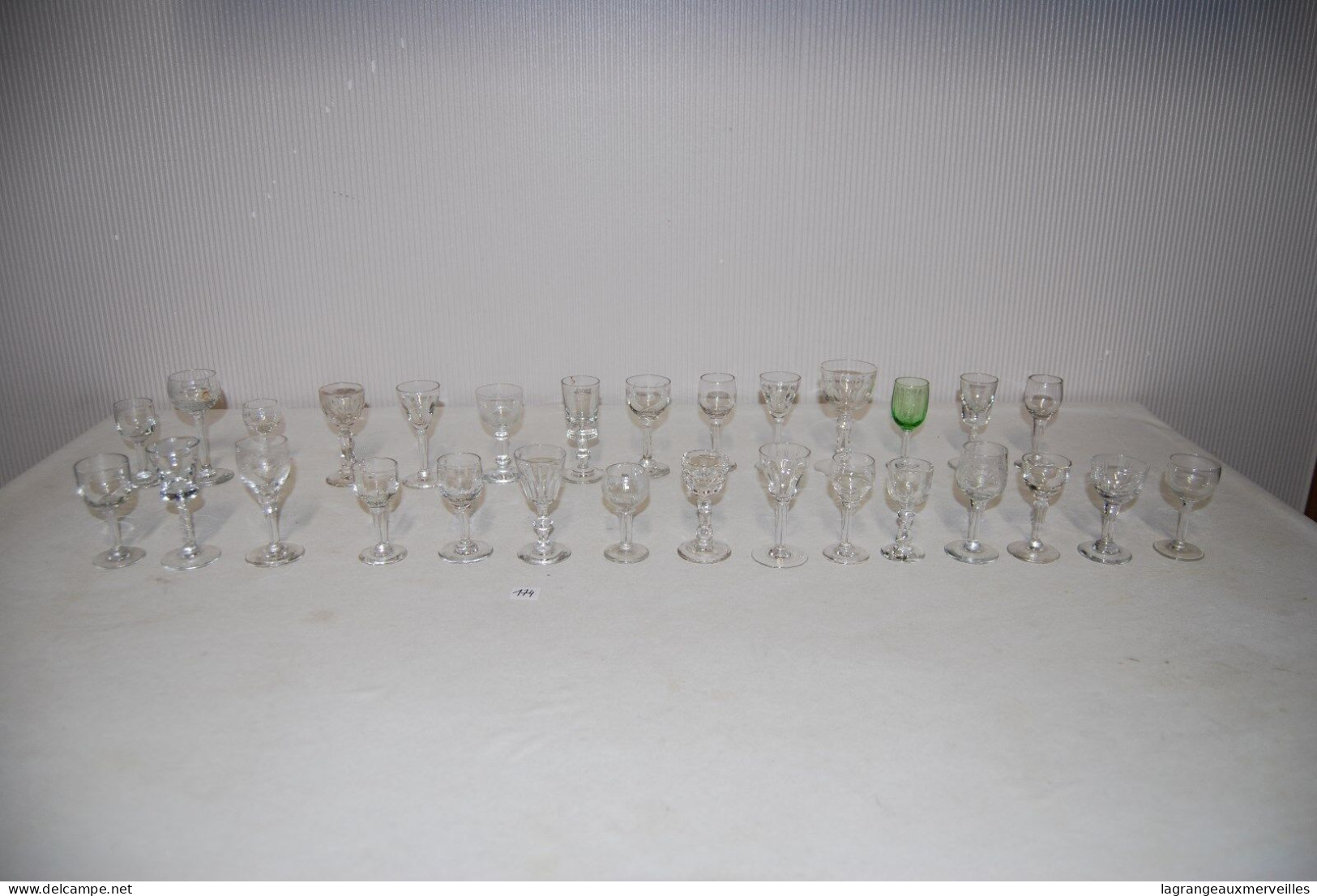 C174 28 Verres à Gouttes - Tous Différents Avec Pied - Glasses