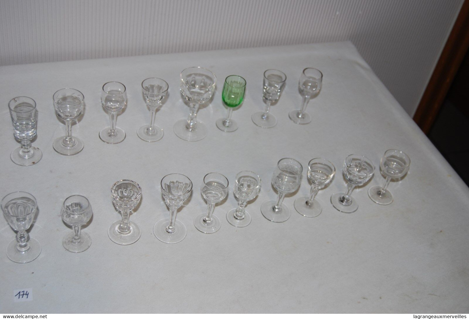 C174 28 Verres à Gouttes - Tous Différents Avec Pied - Glasses