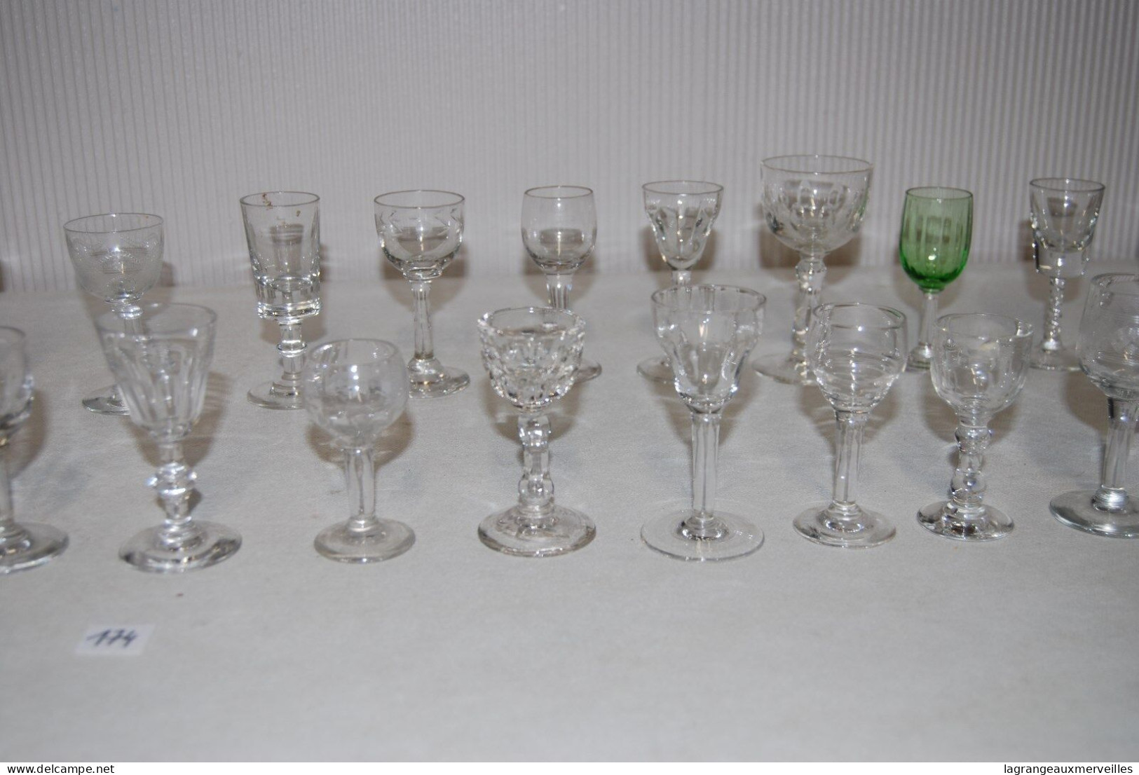 C174 28 Verres à Gouttes - Tous Différents Avec Pied - Vasos