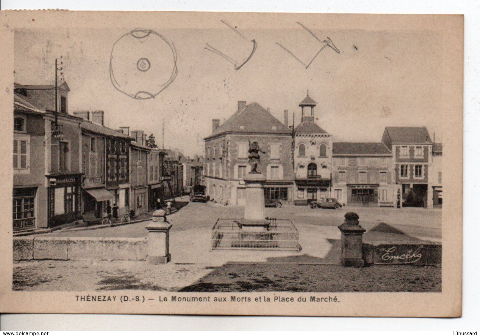 Carte Postale Ancienne Thénezay - Le Monument Aux Morts Et La Place Du Marché - Thenezay