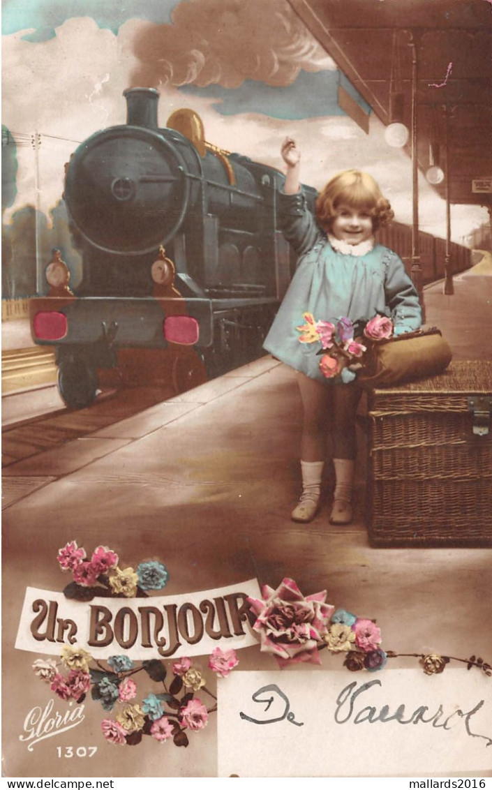 UN BONJOUR - LITTLE GIRL AT THE TRAIN STATION ~ A VINTAGE POSTCARD #235430 - Saluti Da.../ Gruss Aus...