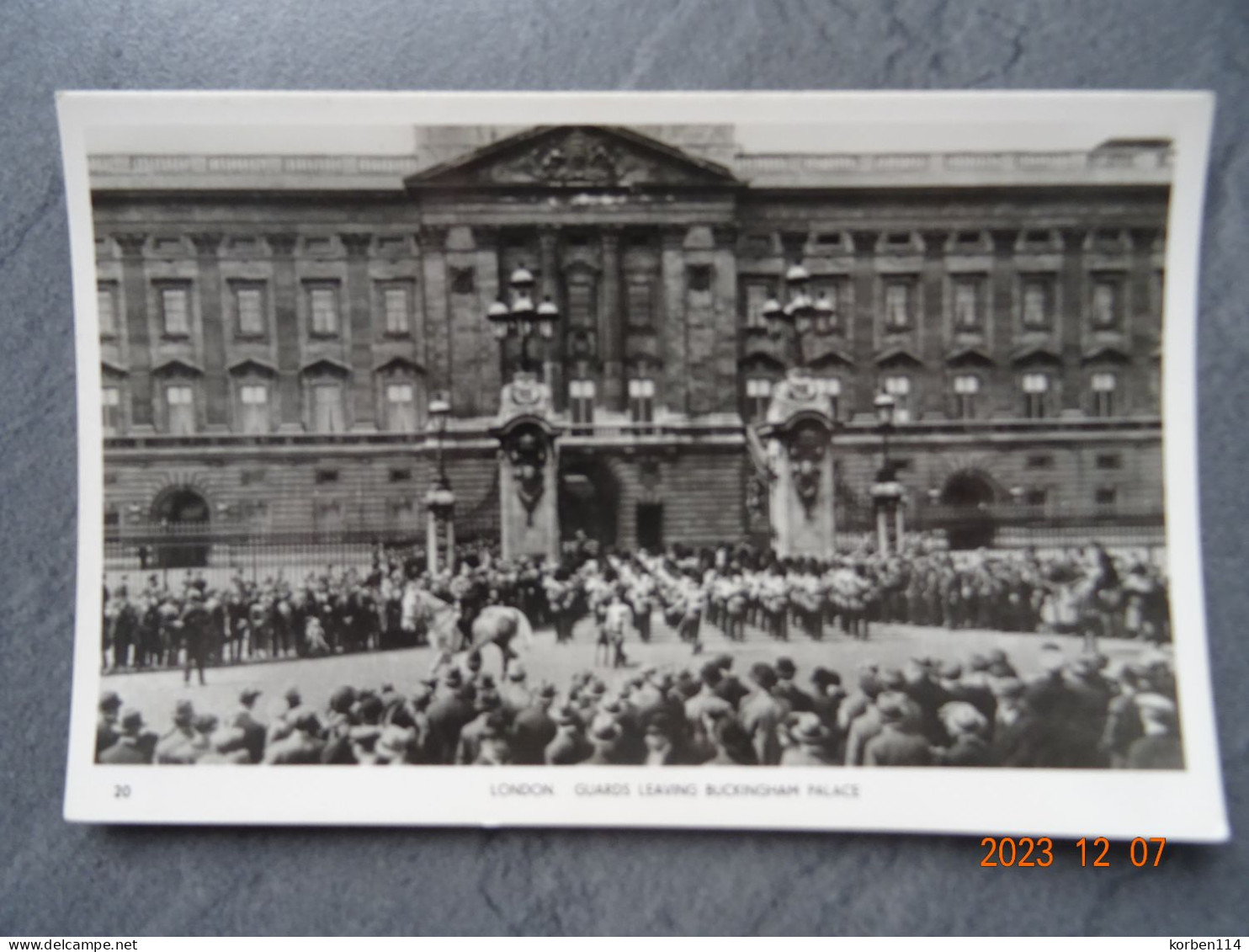 GUARDS LEAVING BUCKINGHAM PALACE - Buckingham Palace