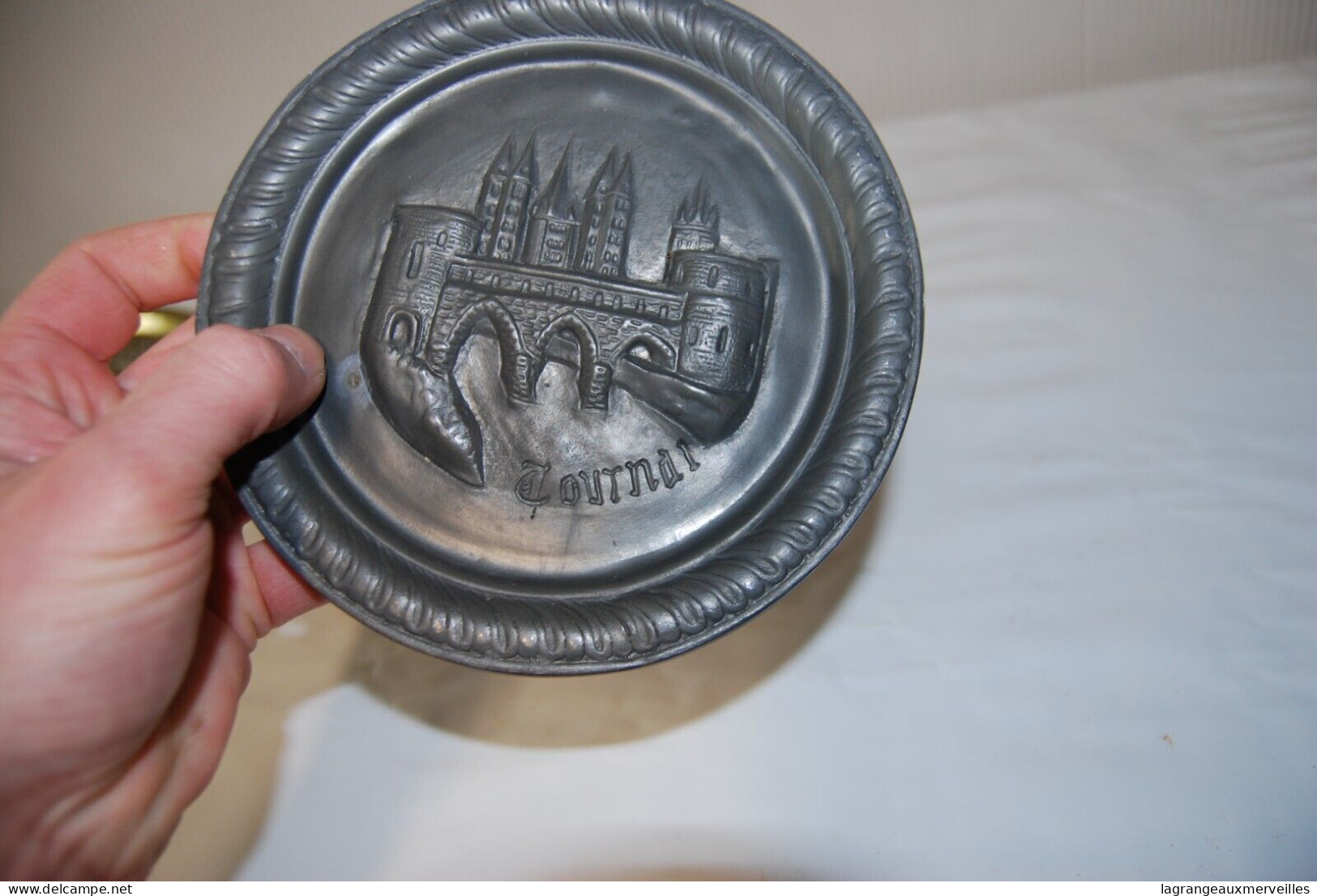 C268 Assiette Souvenir - Tournai - étain - Pont Des Trous - Zinn