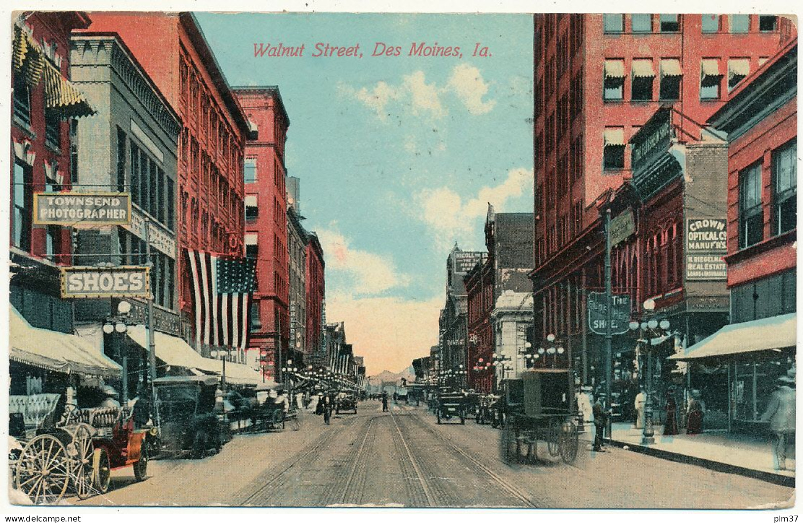 DES MOINES, IA - Walnut Street - Des Moines