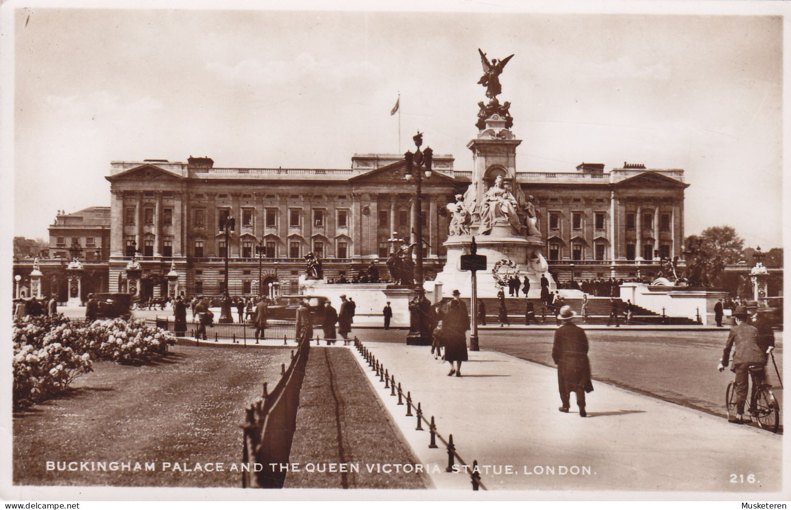 United Kingdom PPC Buckingham Palace And The Queen Victoria Statue, London CHELSEA 1951 Real Photo Festival Of Britain - Buckingham Palace