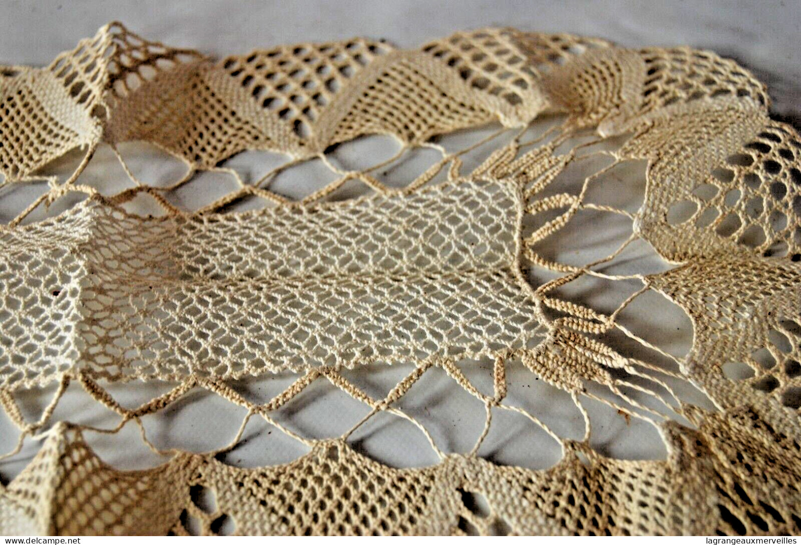 C268 Ancienne Napperon - Milieu De Table - Broderie - Artisanal - Laces & Cloth