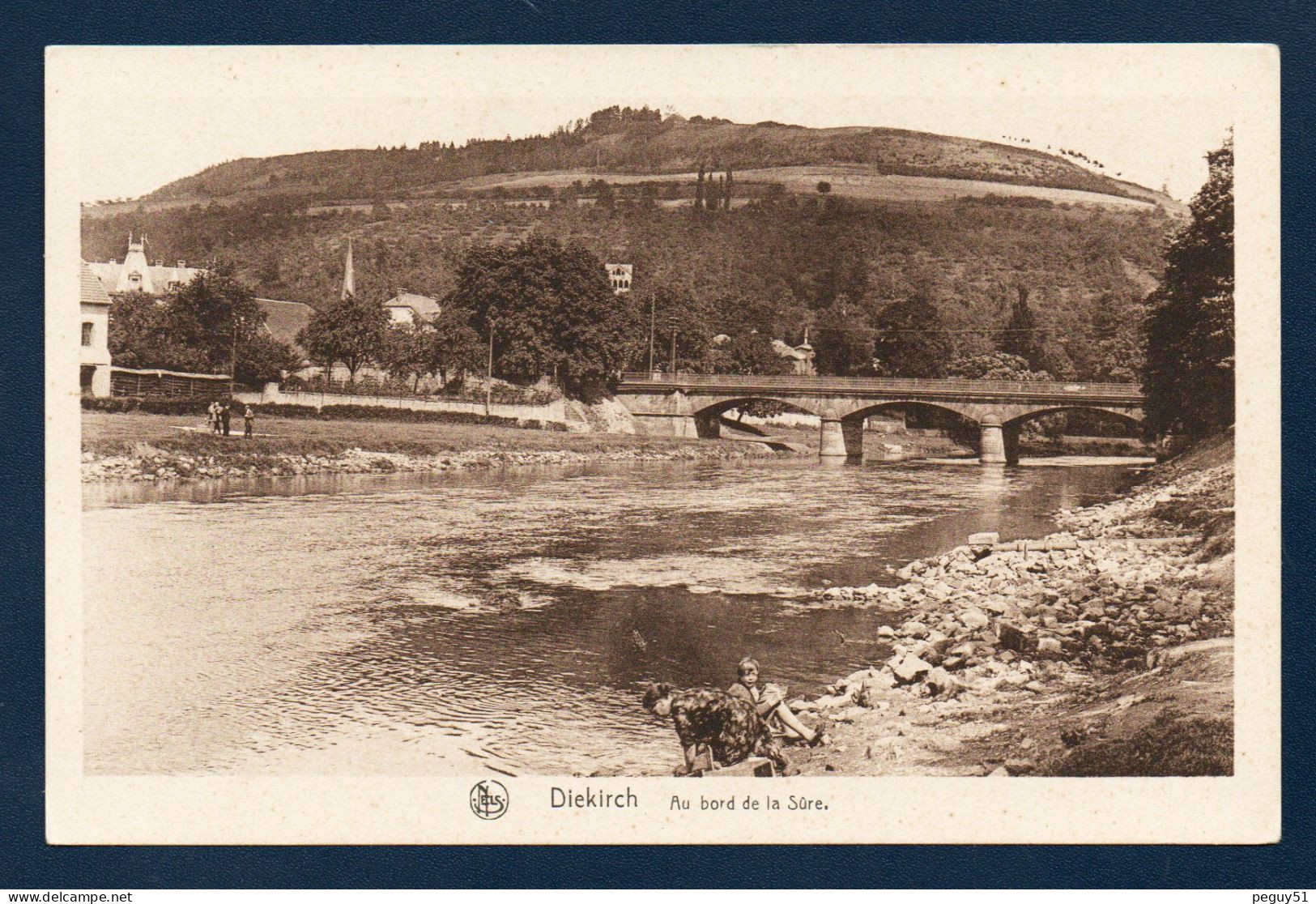 Luxembourg. Diekirch. Le Pont Sur La Sûre ( Construit En 1842). Lavandière Et Son Fils Au Bord De La Sûre. - Diekirch