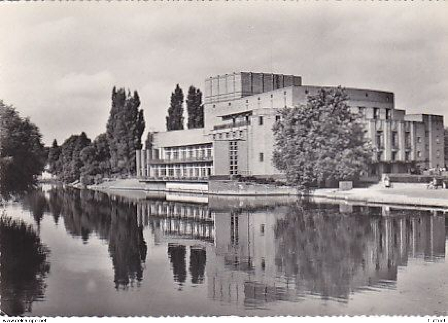 AK 185710 ENGLAND - Stratford-upon-Avon - Shakespeare Memorial Theatre - Stratford Upon Avon