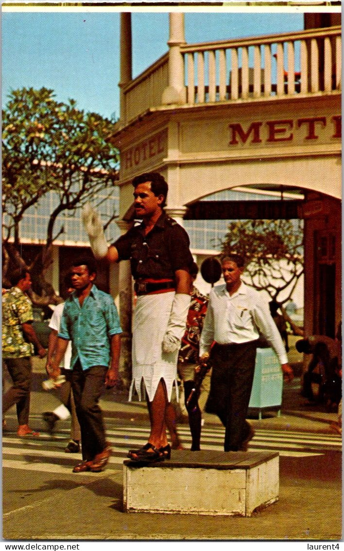 10-12-2023 (1 W 49) Fiji Island - Traffic Policeman - Police - Gendarmerie