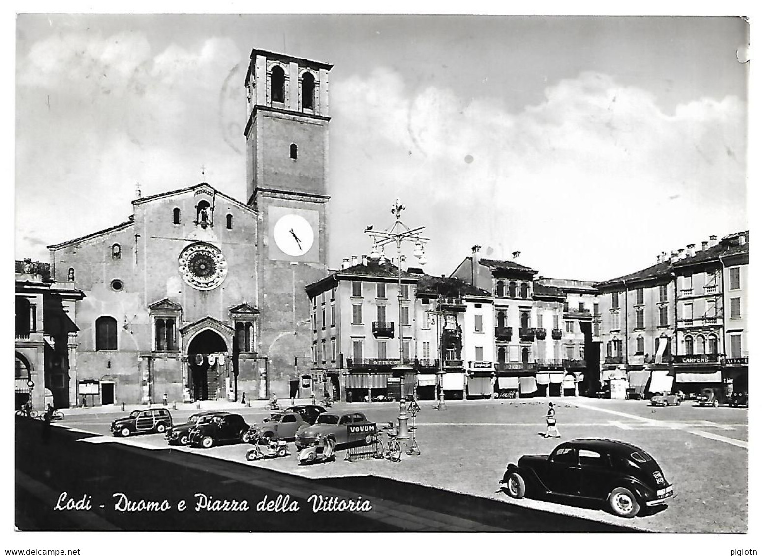 LO005 - LODI - DUOMO E PIAZZA DELLA VITTORIA - AUTO D'EPOCA - FG VIAGGIATA 1956 - Lodi