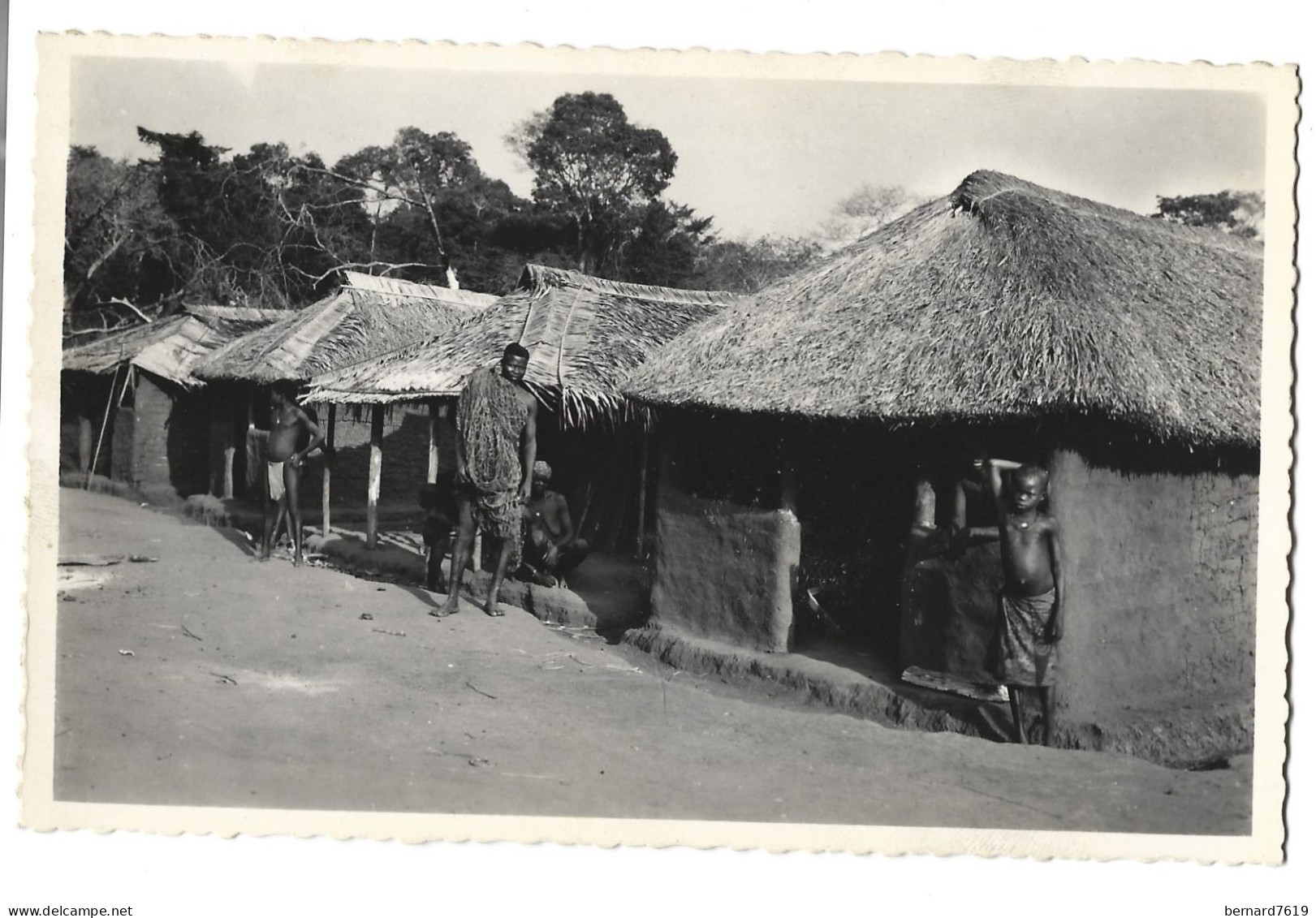 Republique Centrafricaine  -A.E.F. - Oubangui - Type D'habitations Indigenes De La Brousse  - Par  R Pauleau  Douala - Centrafricaine (République)
