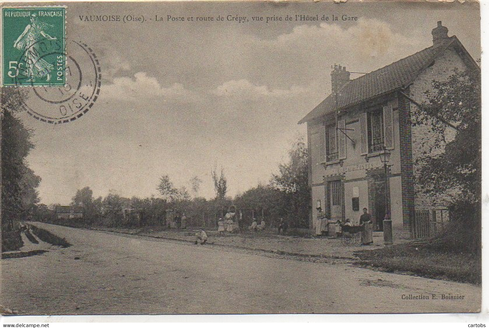 60 VAUMOISE - La Poste Et Route De Crépy , Vue Prise De L'Hôtel De La Gare - Vaumoise