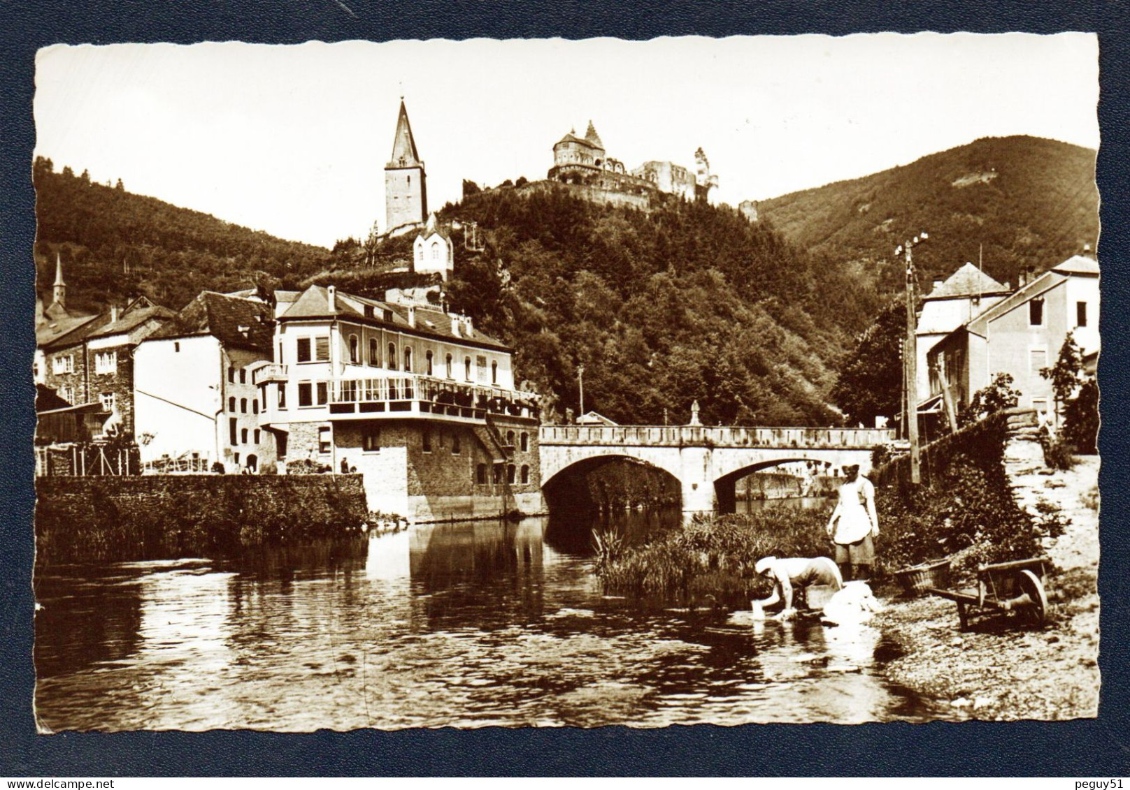 Luxembourg. Vianden. Pont Sur L' Our, Beffroi Et Château. Lavandières Au Bord De L'Our. 1948 - Vianden