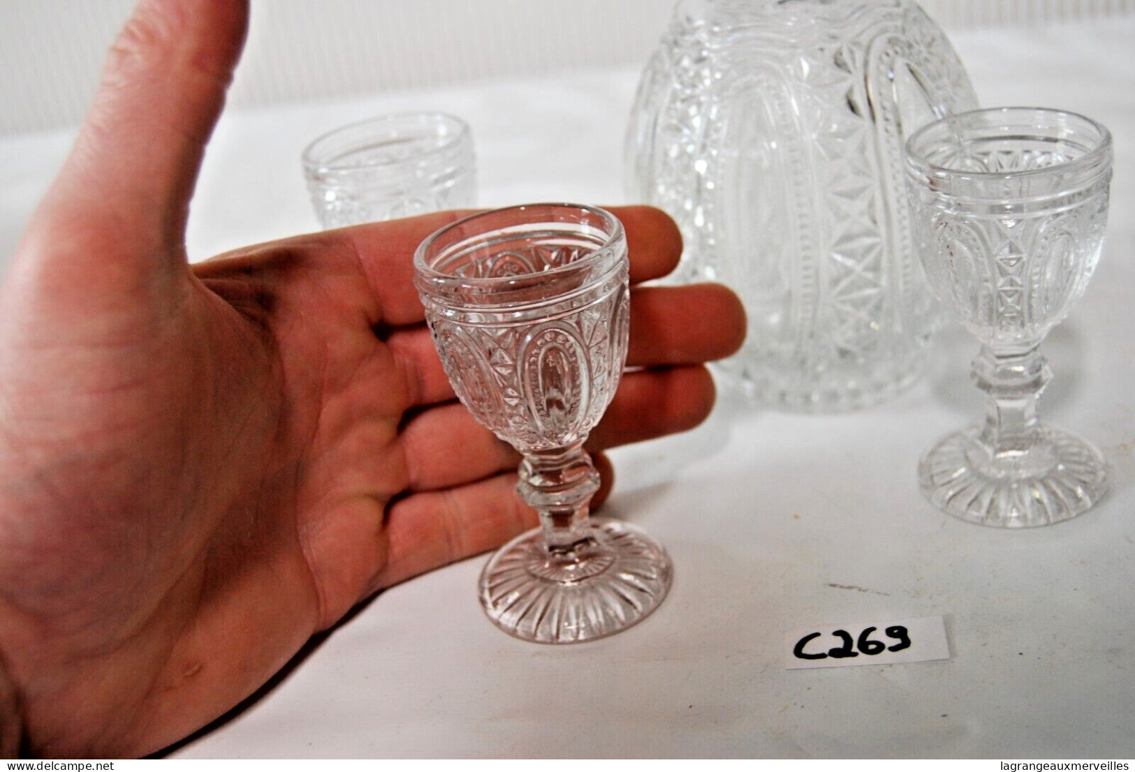 C269 Carafe Et Verre En Verre Travaillé - Karaffen