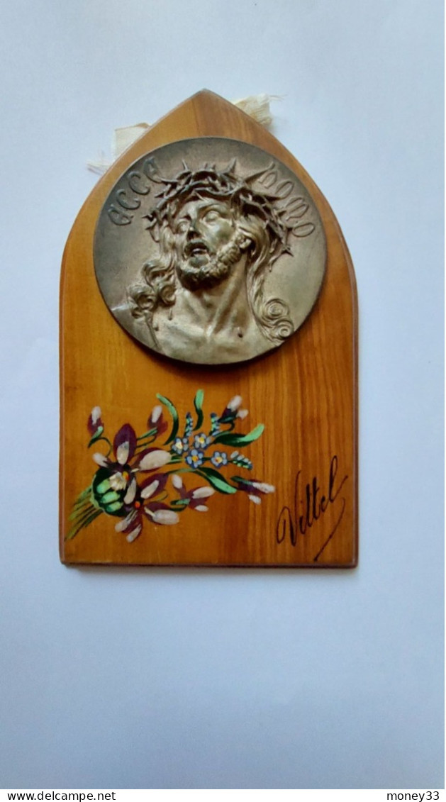 Objet Souvenir De " VITTEL " En Bois D'olivier Avec Décor Christ En Métal - Recordatorios