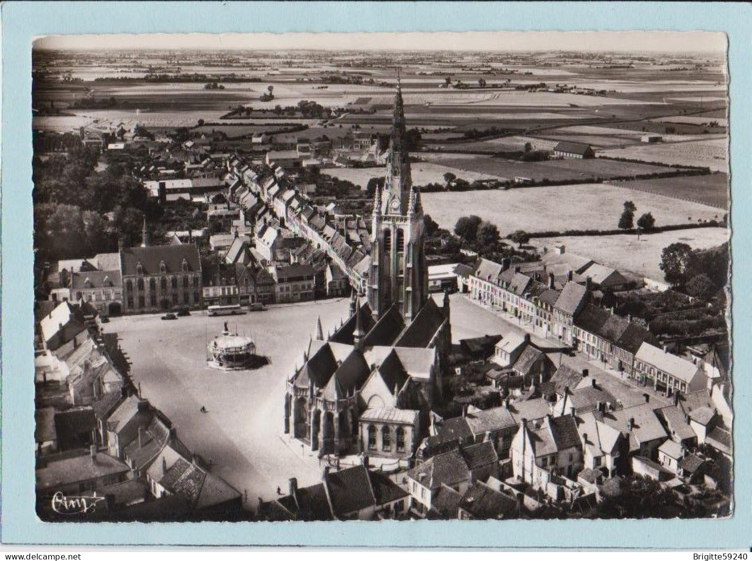 CPSM - 59 HONDSCHOOTE - VUE AERIENNE LA PLACE / L EGLISE ET L HOTEL DE VILLE - Hondshoote