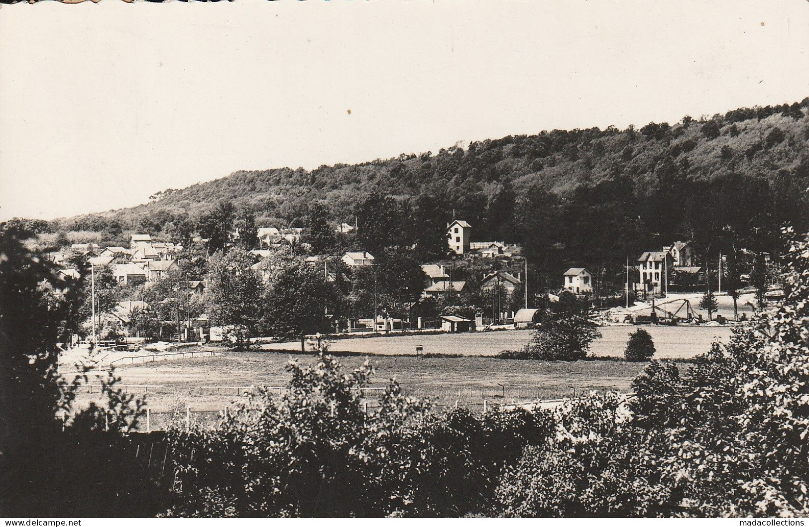 Bures Sur Yvette  (91 - Essonne) Vue Sur Le Stade Et La Rue De Moulon - Bures Sur Yvette