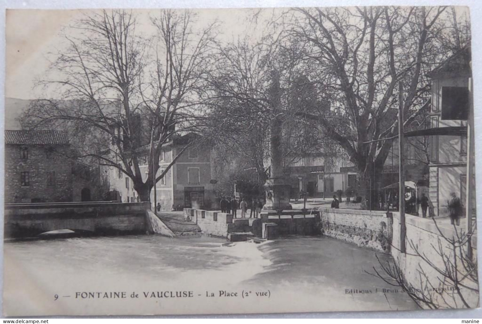 FONTAINE De VAUCLUSE - La Place (2e Vue) - CPA Dos Simple - Piolenc