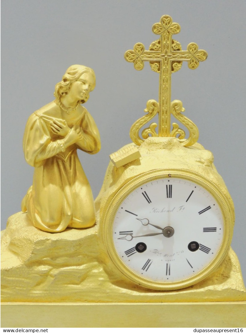-PENDULE BRONZE Doré XIXe Mouvement Paris Au Fil Médaille Or PONS 1827 RICHOND    E - Horloges