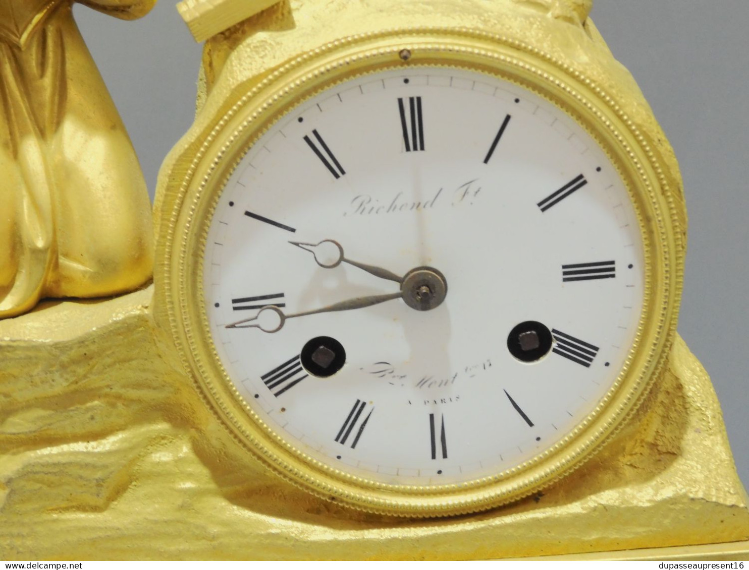 -PENDULE BRONZE Doré XIXe Mouvement Paris Au Fil Médaille Or PONS 1827 RICHOND    E - Horloges
